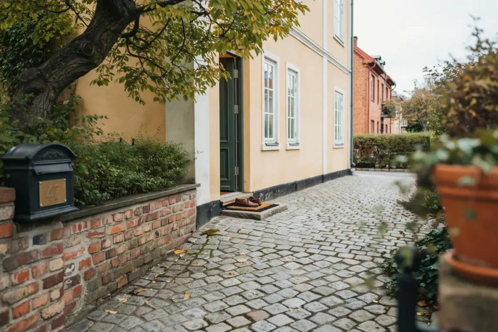 stenl ggning av entr g ngar med sm gatsten i haga g teborg